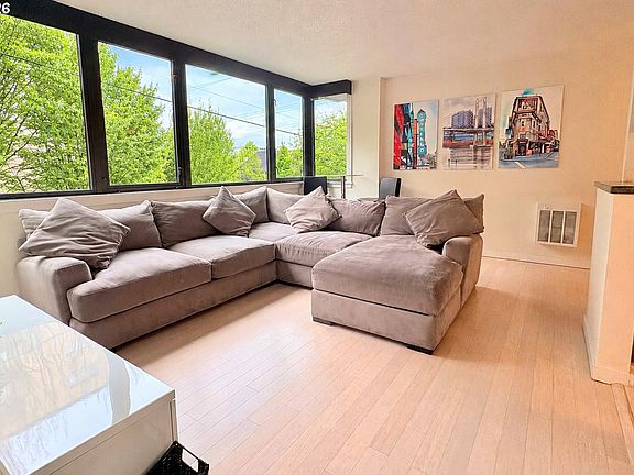 3rd image of 2020 SW Main St Unit 402