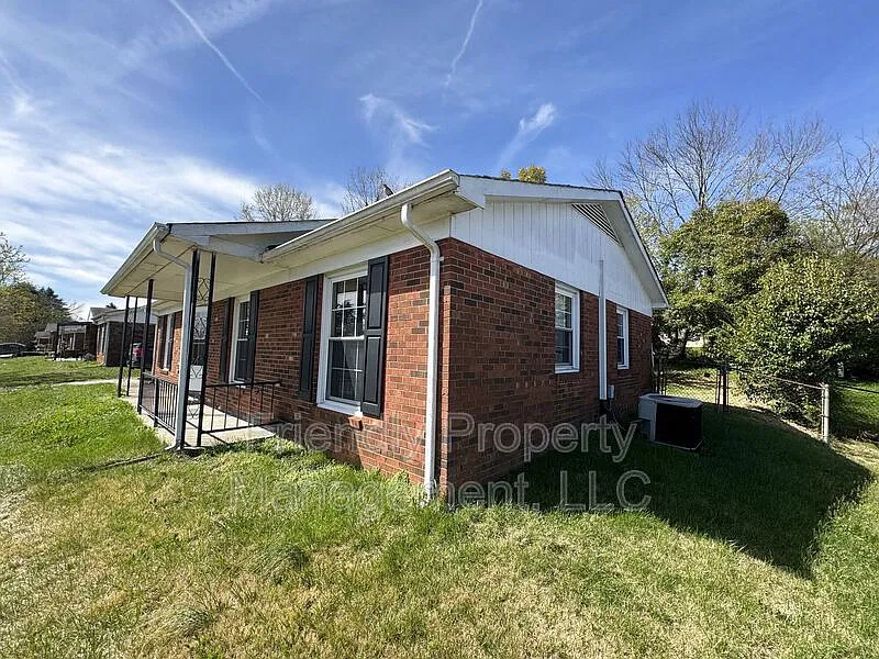 3 bed, 1.5 bath, 1284 sqft, $1,395 — Photo 3