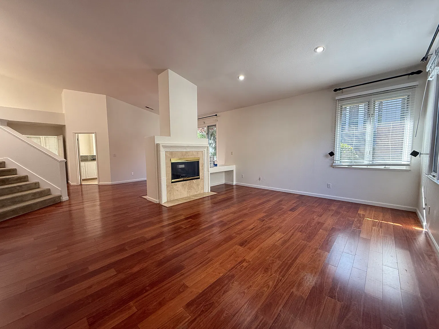 4 bed, 3021 sqft, $5,450 — Photo 4