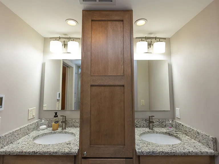 Edgewater Cir — Photo 23