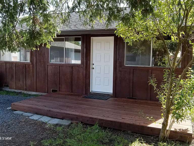 915 Clover Dr — Photo 2