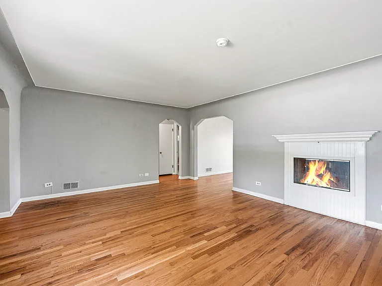 1560 Roslyn St — Photo 3