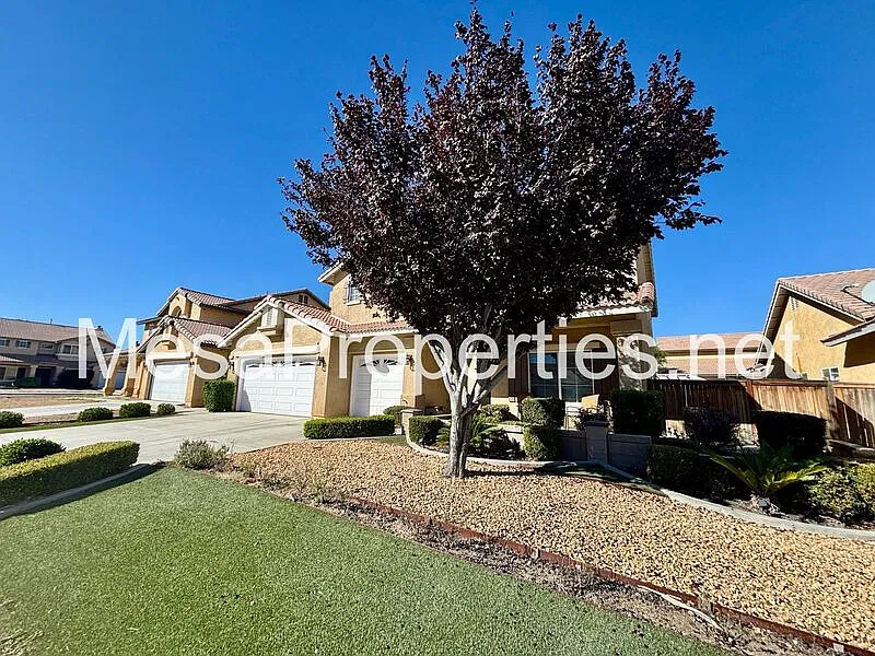3 bed, 2.5 bath, 2399 sqft, $2,600 — Photo 2