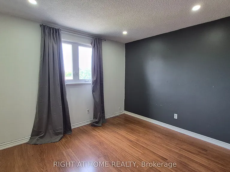 552 Grandview St S — Photo 16