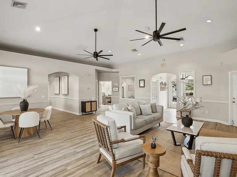 Waterford Pointe Apartments — Photo 10