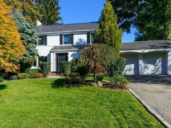 126 Mill Spring Rd, Manhasset, NY 11030