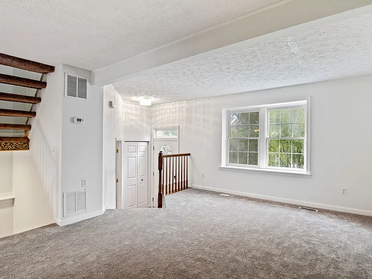 302 Ridgecrest Ct — Photo 3