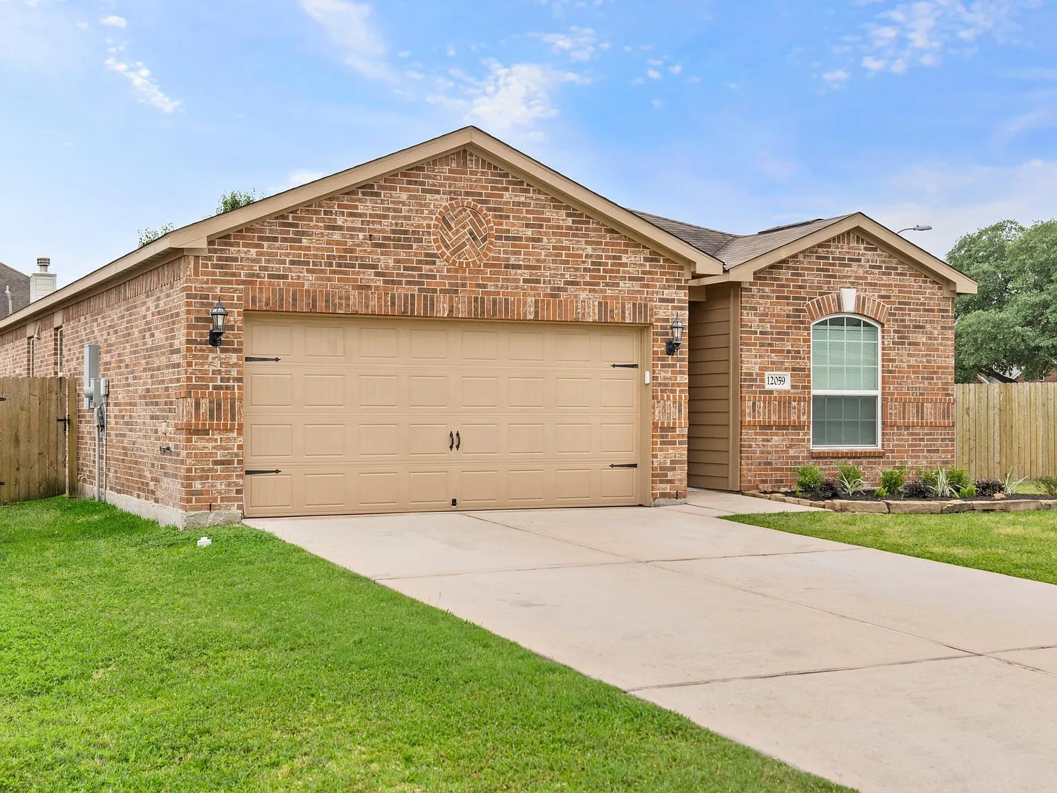 3 bed, 2.0 bath, 1556 sqft, $2,150 — Photo 2