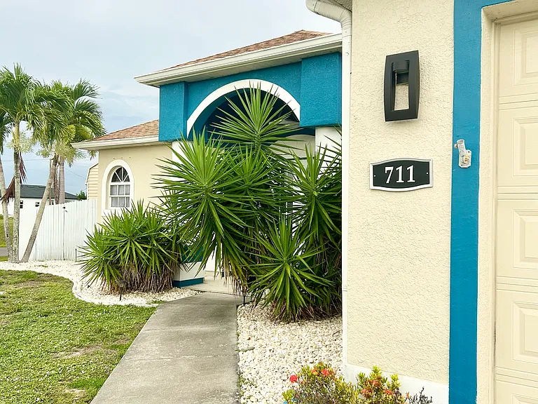 711 NW 19th Ct — Photo 3