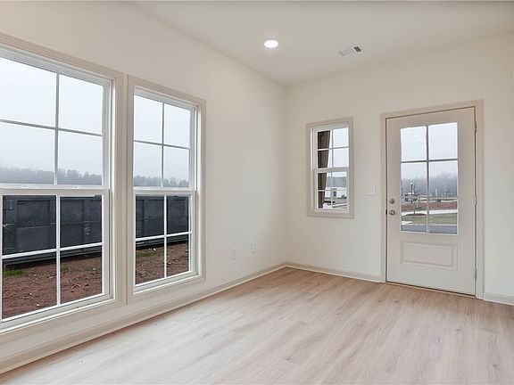 3rd image of 1079 Woodland Ln