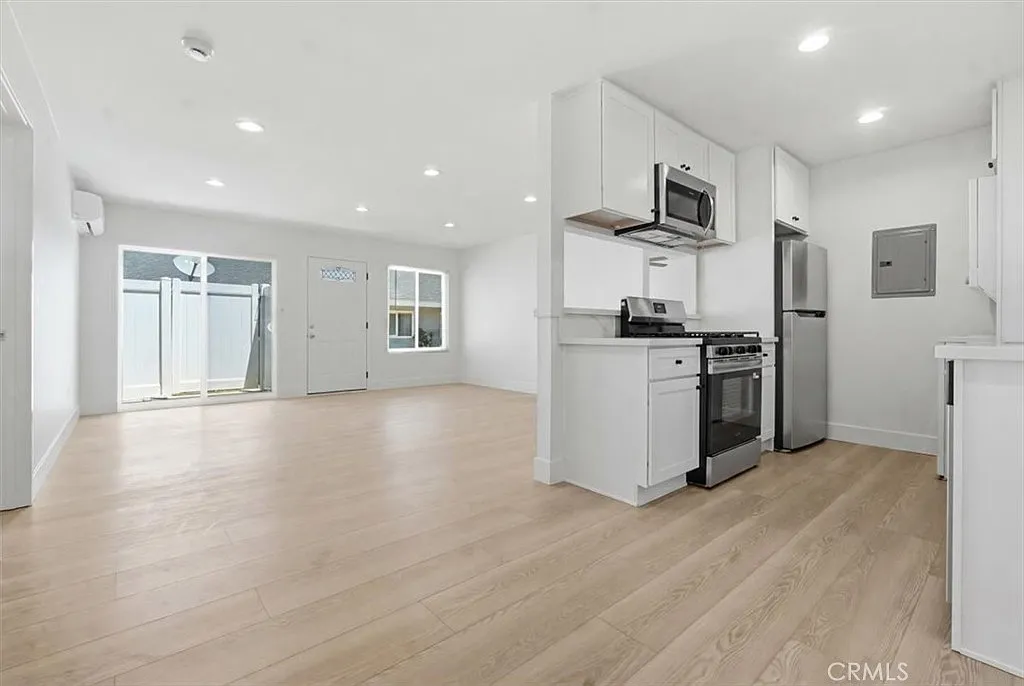 2 bed, 950 sqft, $3,000 — Photo 1