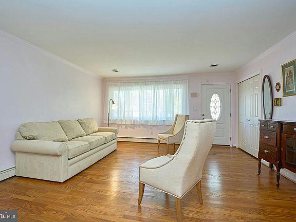 4th image of 8922 Longstreet Dr