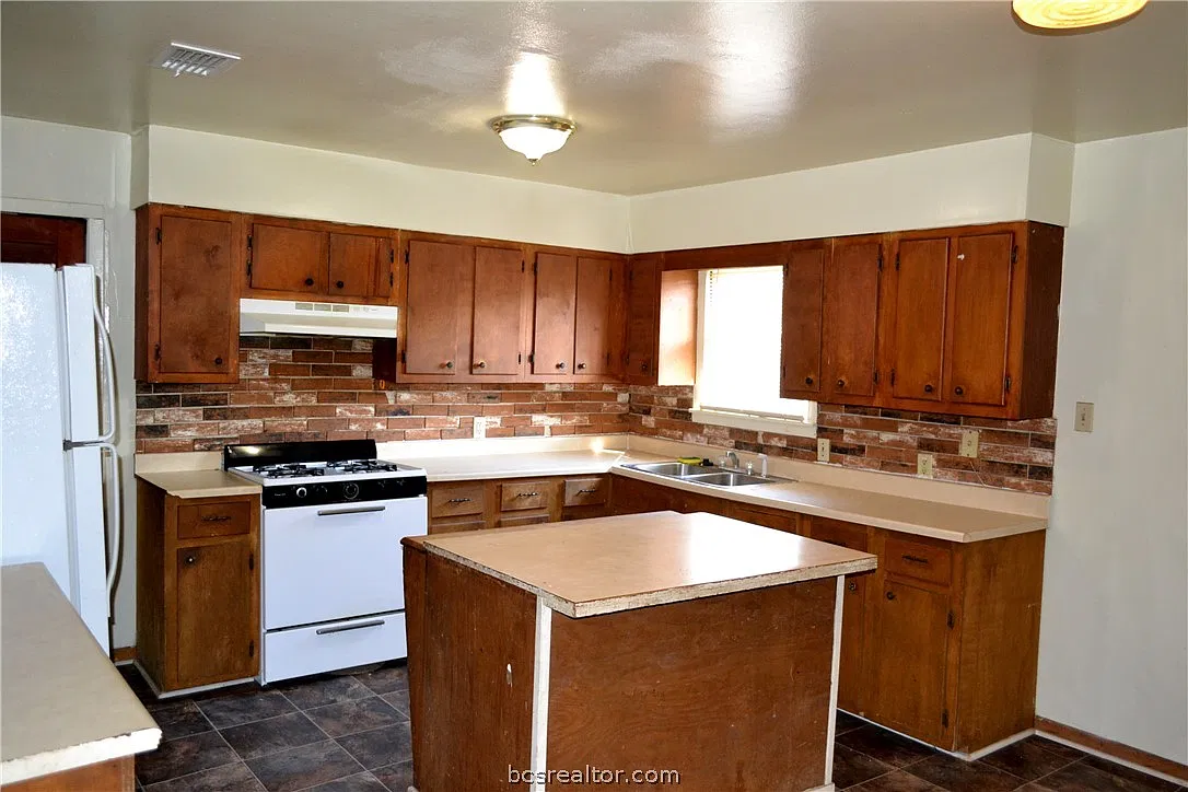 3 bed, 1156 sqft, $960 — Photo 2