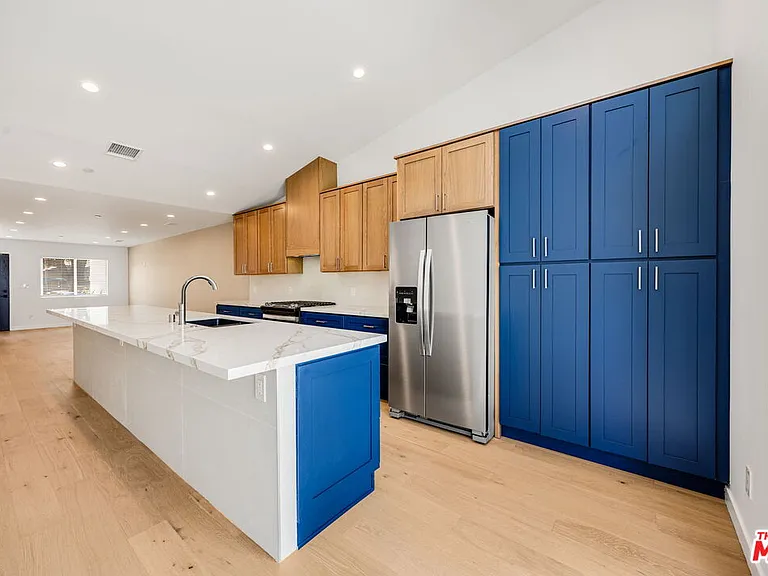 7933 Zelzah Ave — Photo 7