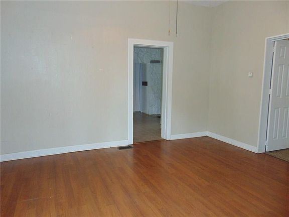 3rd image of 1602 Lexington Ave