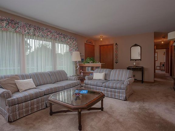 5th image of 615 Emerson Dr