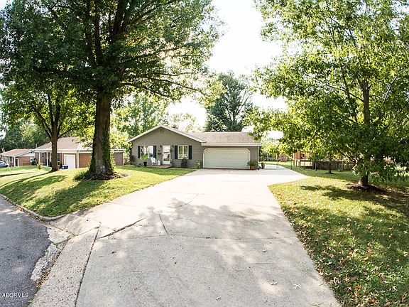 3rd image of 805 Belmont Dr