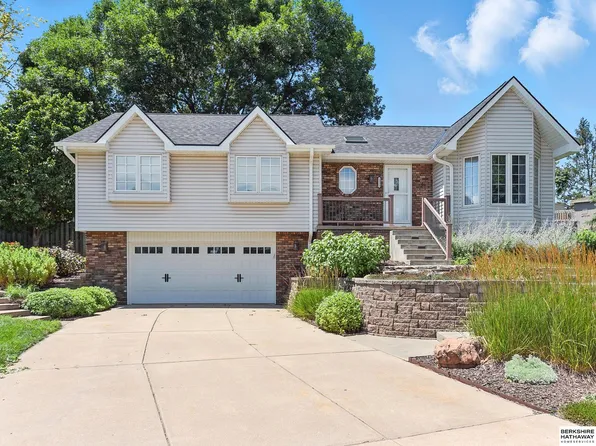 15522 Fieldcrest Cir, Omaha, NE 68154