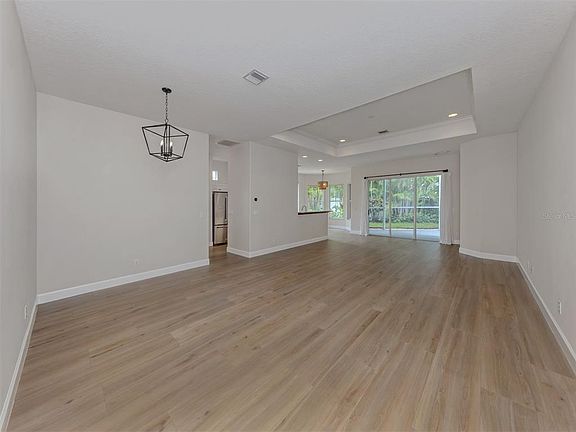 5th image of 128 Amora Ave