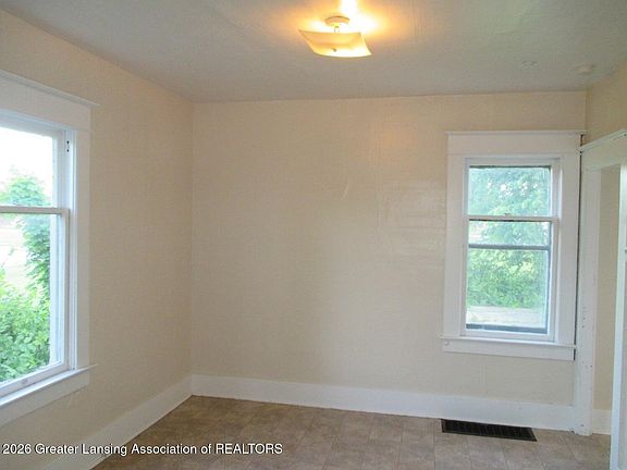 3rd image of 1043 Ontario St