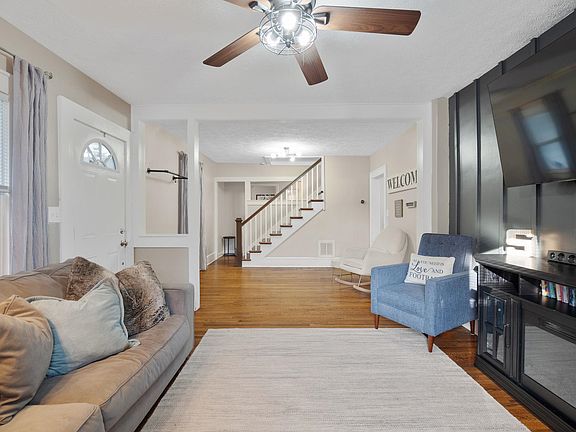 5th image of 960 College St