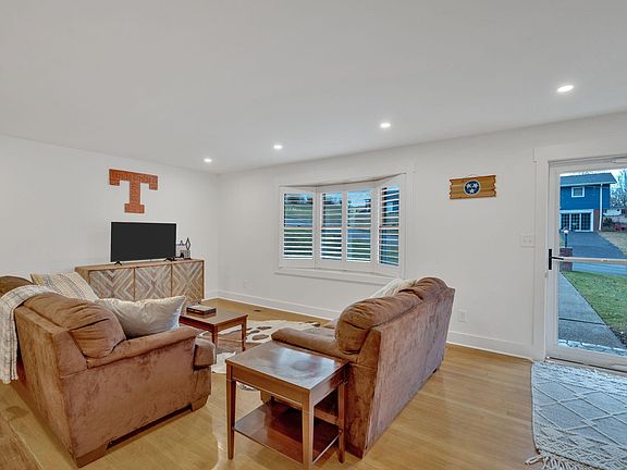 4th image of 203 Laurie Ave