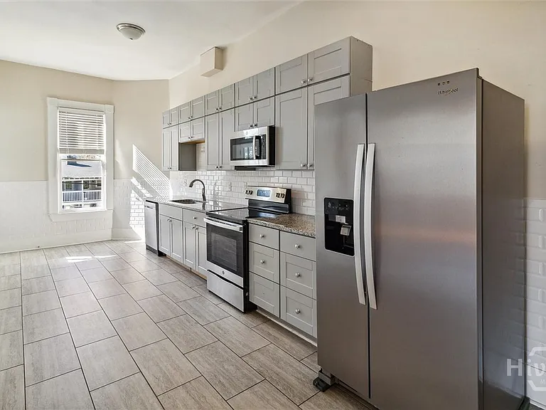 413 E Waldburg St #B — Photo 11