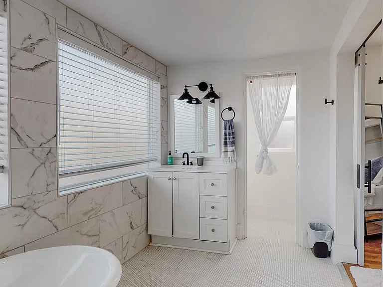 221 Girard Blvd SE — Photo 15