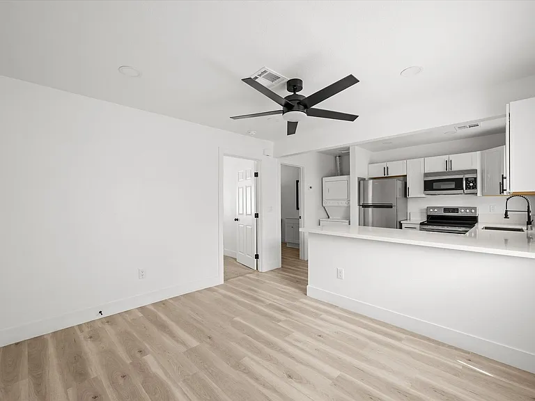 623 N 10th St — Photo 26