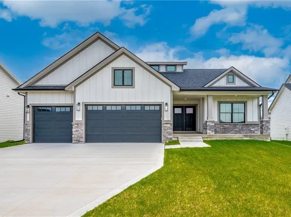 5017 148th Cir, Urbandale, IA 50323