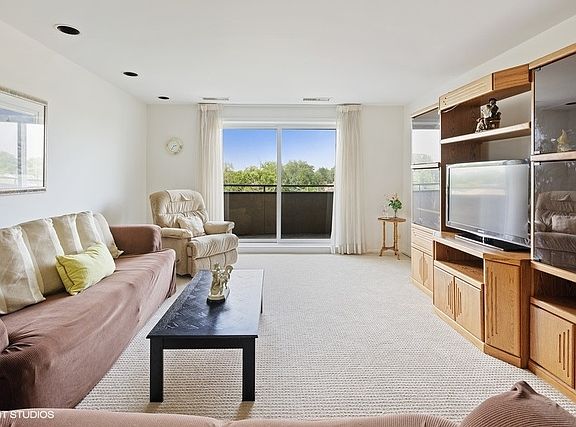 4th image of 7201 N Lincoln Ave APT 408