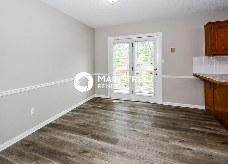 404 NE Station Dr — Photo 7