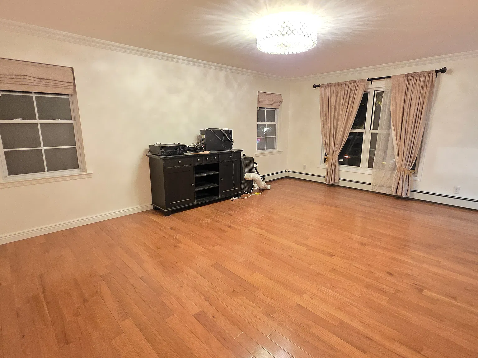 6 bed, 3.5 bath, 3200 sqft, $5,700 — Photo 3