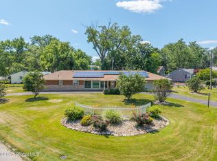 7 Old Mohawk Pl, Latham, NY 12110