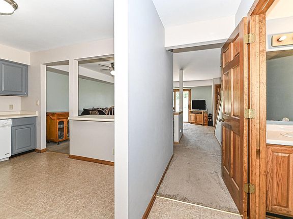 3rd image of 1352 Meadowcreek DRIVE #F