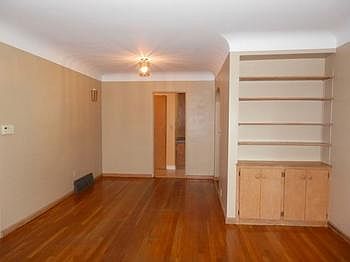 Eating area with built-ins