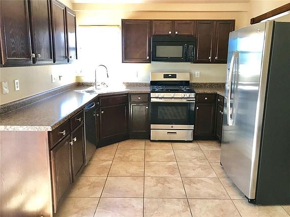 2nd image of 406 Oakhurst Ln