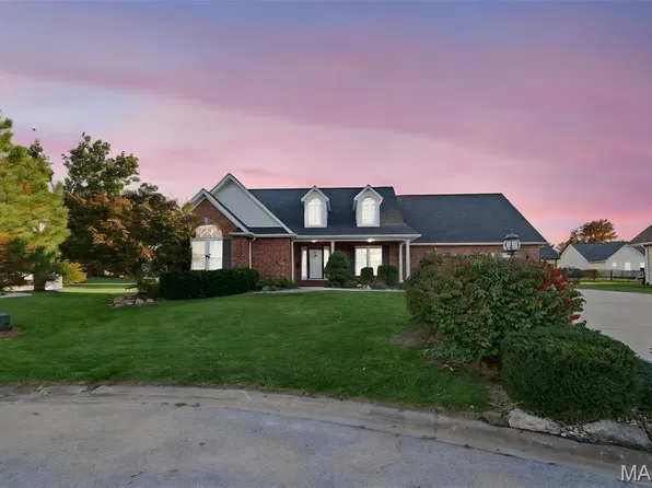 1205 Rosewood Ct, Godfrey, IL 62035