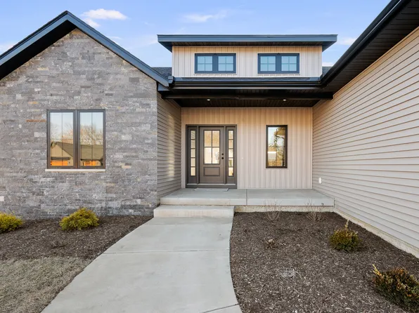 316 Linda Ln, Riverdale, IA 52722