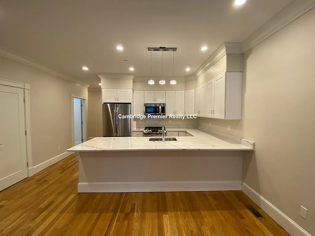 3 bed, 2200 sqft, $5,800 — Photo 4