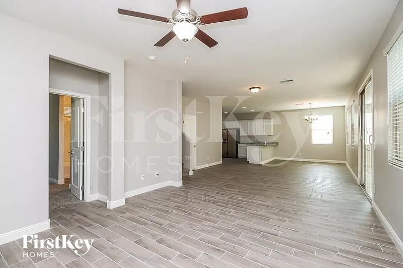 4 bed, 3.5 bath, 2222 sqft, $2,655 — Photo 2