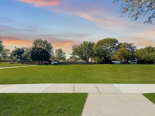 28107 Ursuline St, Saint Clair Shores, MI 48081