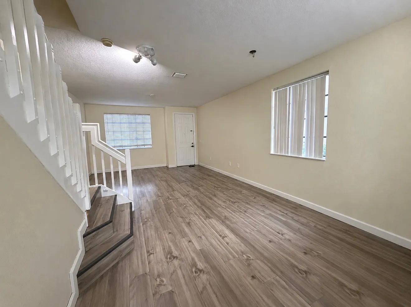 3 bed, 2.5 bath, 1250 sqft, $2,200 — Photo 2