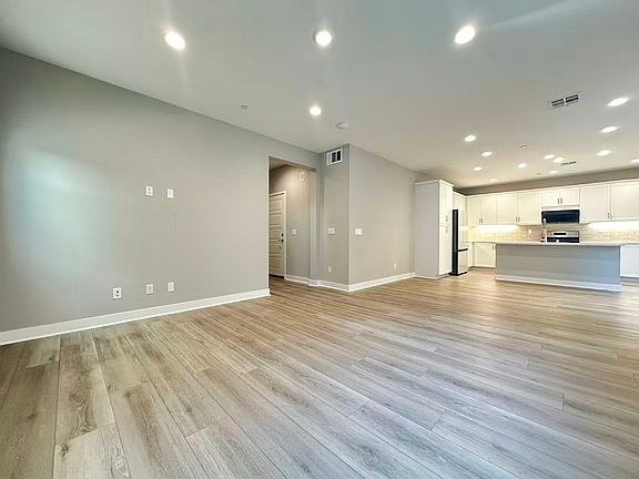 2nd image of 4224 S Crisanta Privado