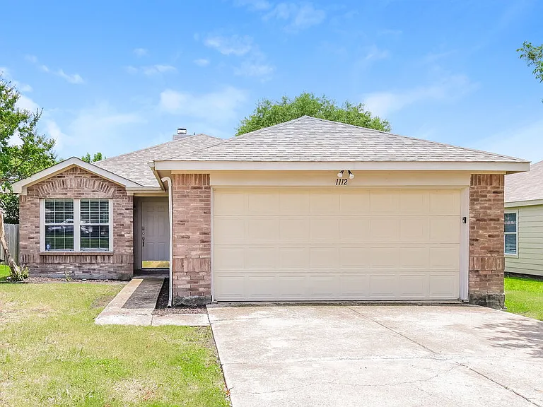 1112 Alexandria Dr — Photo 1