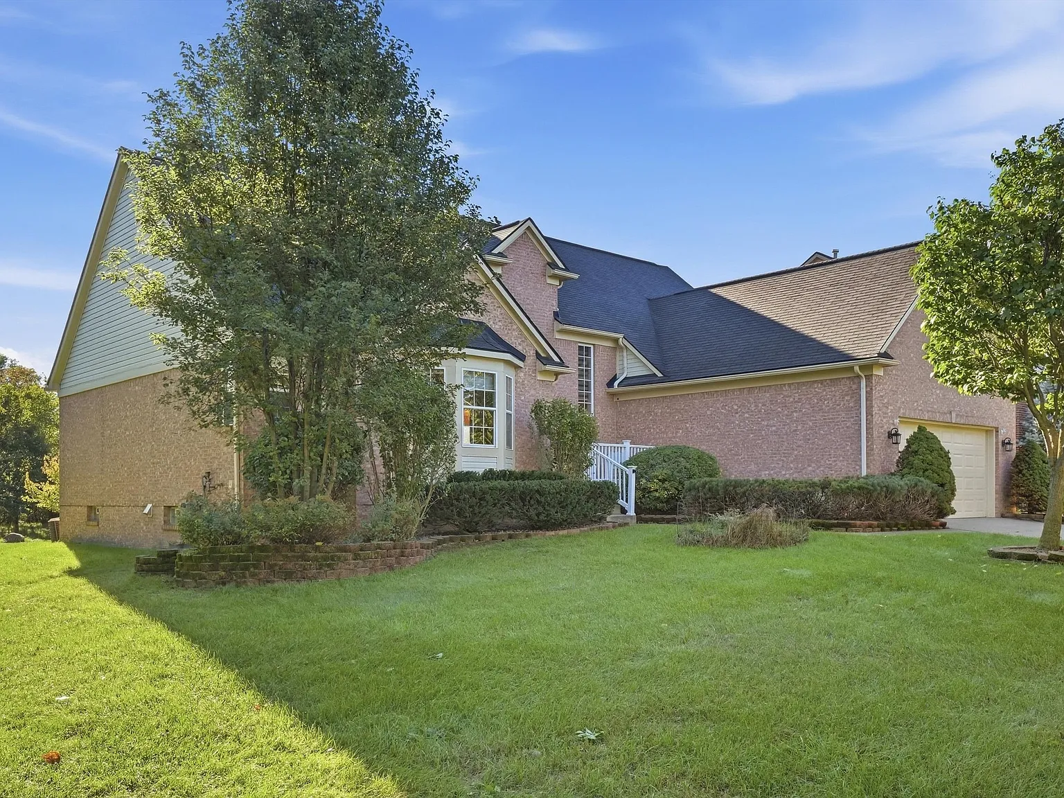 4 bed, 2755 sqft, $4,100 — Photo 2