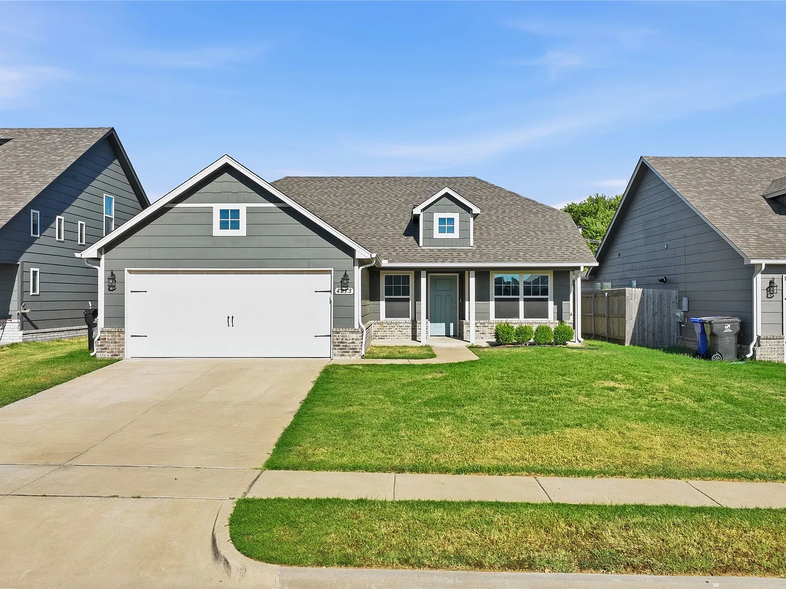 4 bed, 2.0 bath, 1724 sqft, $2,200 — Photo 2