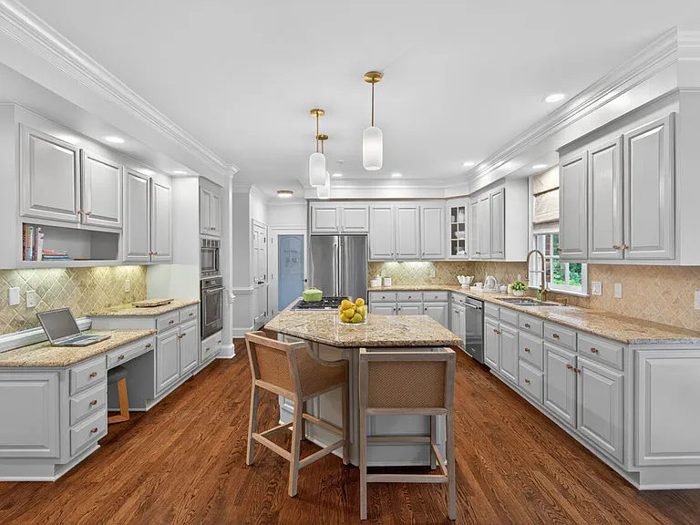 1202 Summerville Ln — Photo 4