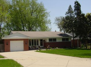 1433 W Saint James Pl, Arlington Heights, IL 60005