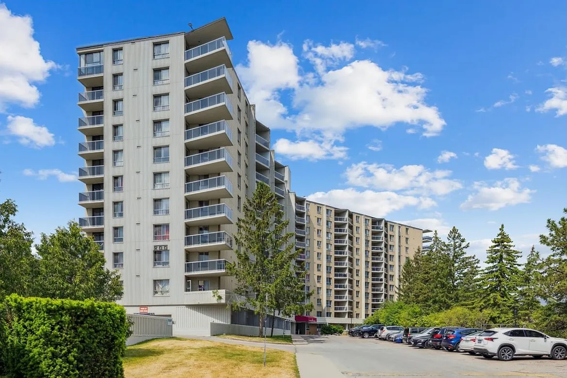 Building Photo - 200 Sandringham Cres